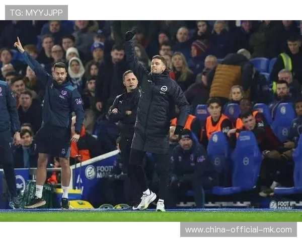 布莱顿门将失误后获队友支持，主帅强调团队责任