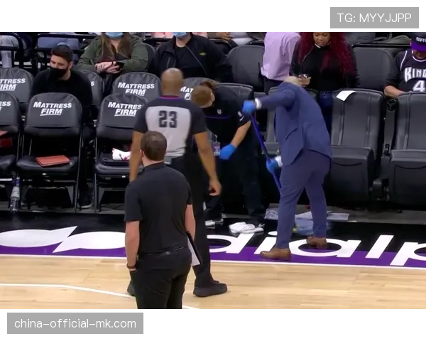 弗罗西诺内主场因球迷投掷烟雾弹中断比赛15分钟